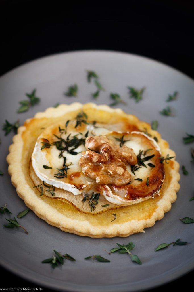 Ziegenkäse Tartlet mit Feigensenf Birne Walnuss und Honig