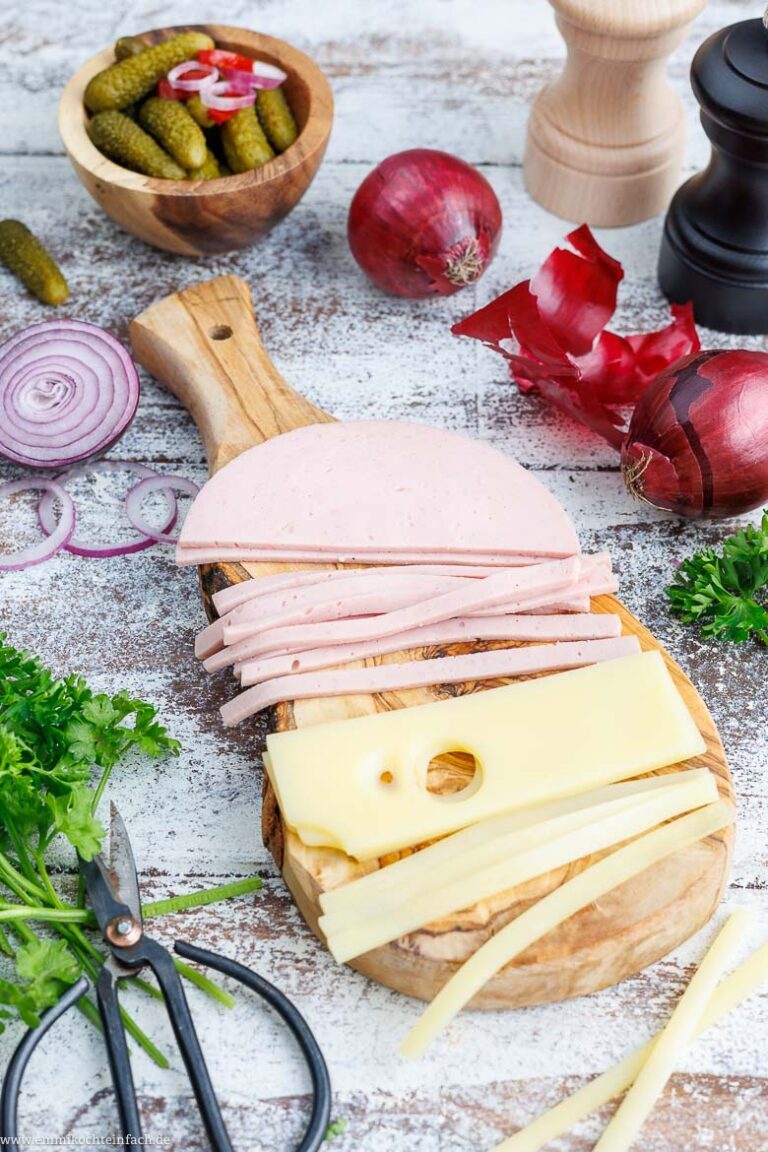 Schweizer Wurstsalat mit Käse und Gürkchen emmikochteinfach