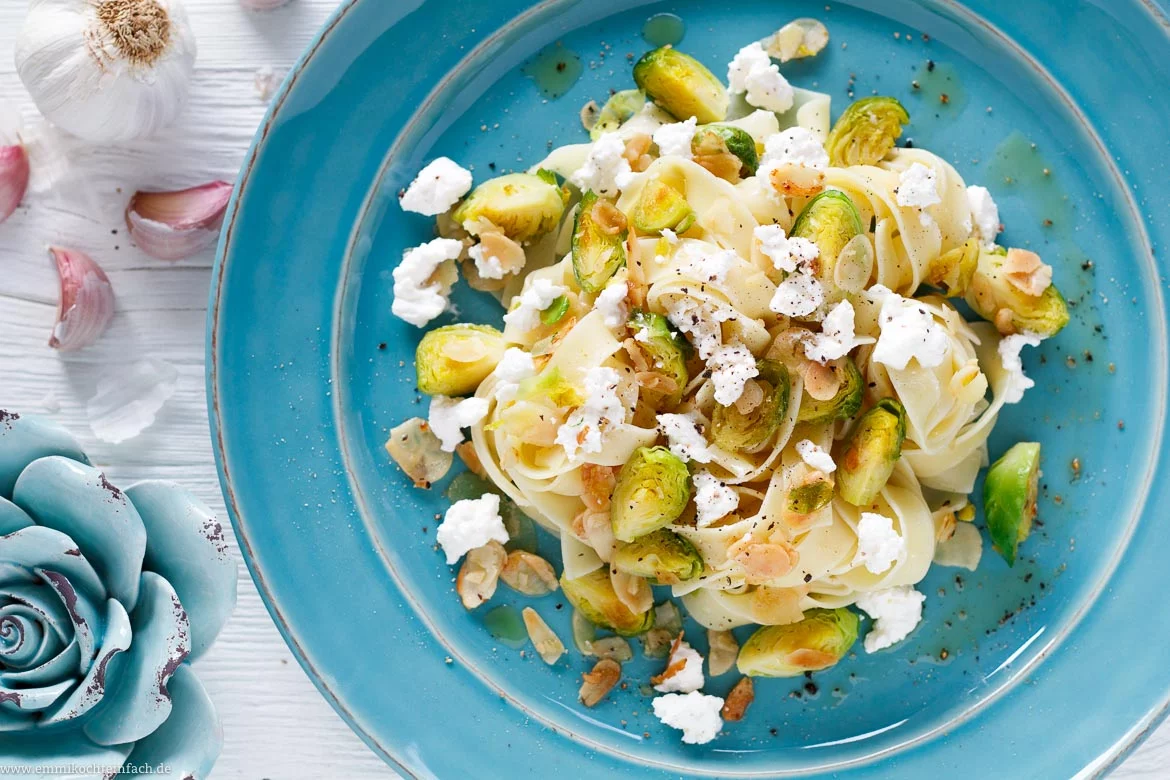 Pasta mit Rosenkohl, Mandeln und Ricotta