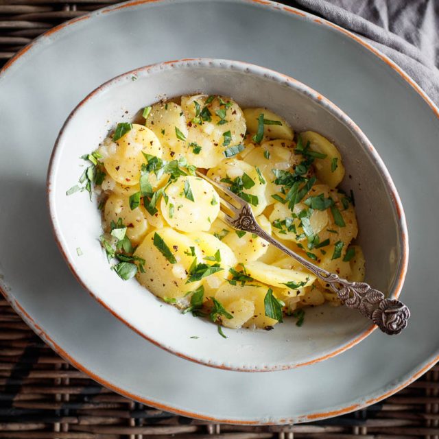 Klassischer Kartoffelsalat ganz einfach gemacht - emmikochteinfach