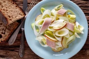 Lauchsalat mit Äpfeln und Räucherforelle - www.emmikochteinfach.de