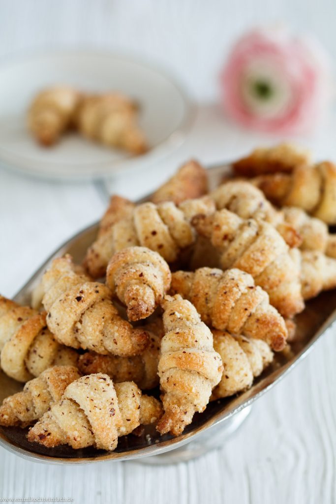 Haselnuss Hörnchen mit Frischkäse - klein aber fein - emmikochteinfach