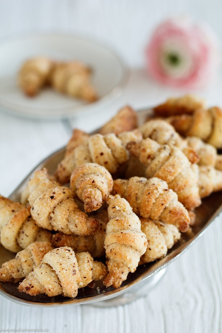 Mini Haselnuss Hörnchen mit Frischkäse - www.emmikochteinfach.de