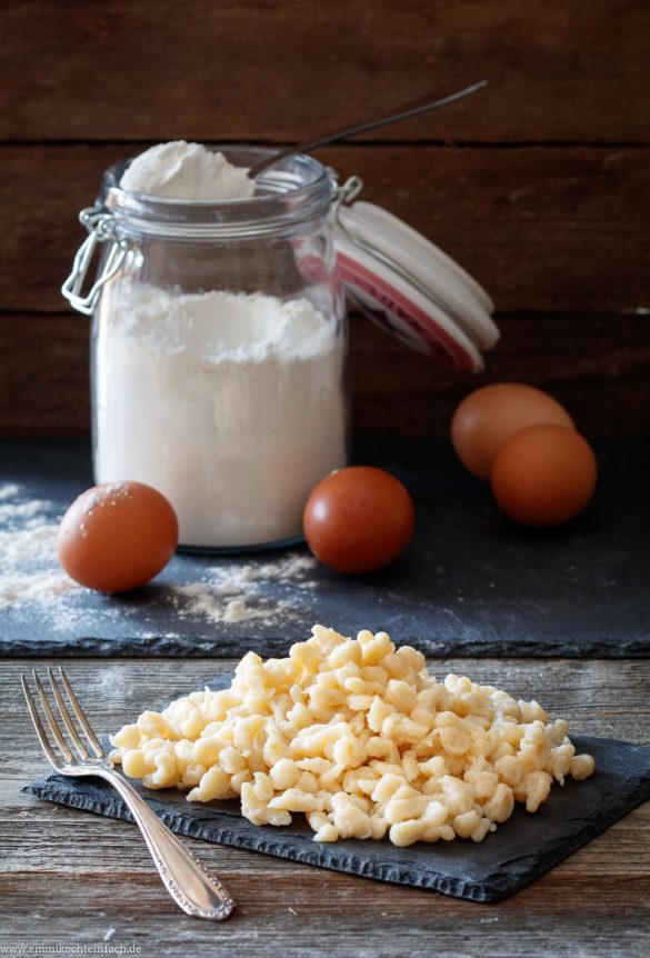 Omis selbstgemachte Spätzle nach süddeutscher Tradition - emmikochteinfach