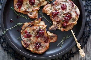Koteletts vom Schwein mit Apfelscheiben - www.emmikochteinfach.de