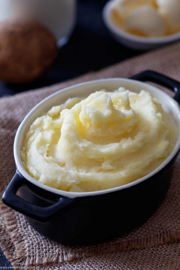 Kartoffelpüree mit Milch und Butter einfach gemacht - emmikochteinfach