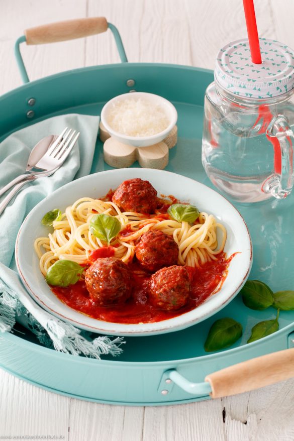 Spaghetti mit Hackfleischbällchen in Tomatensauce - emmikochteinfach
