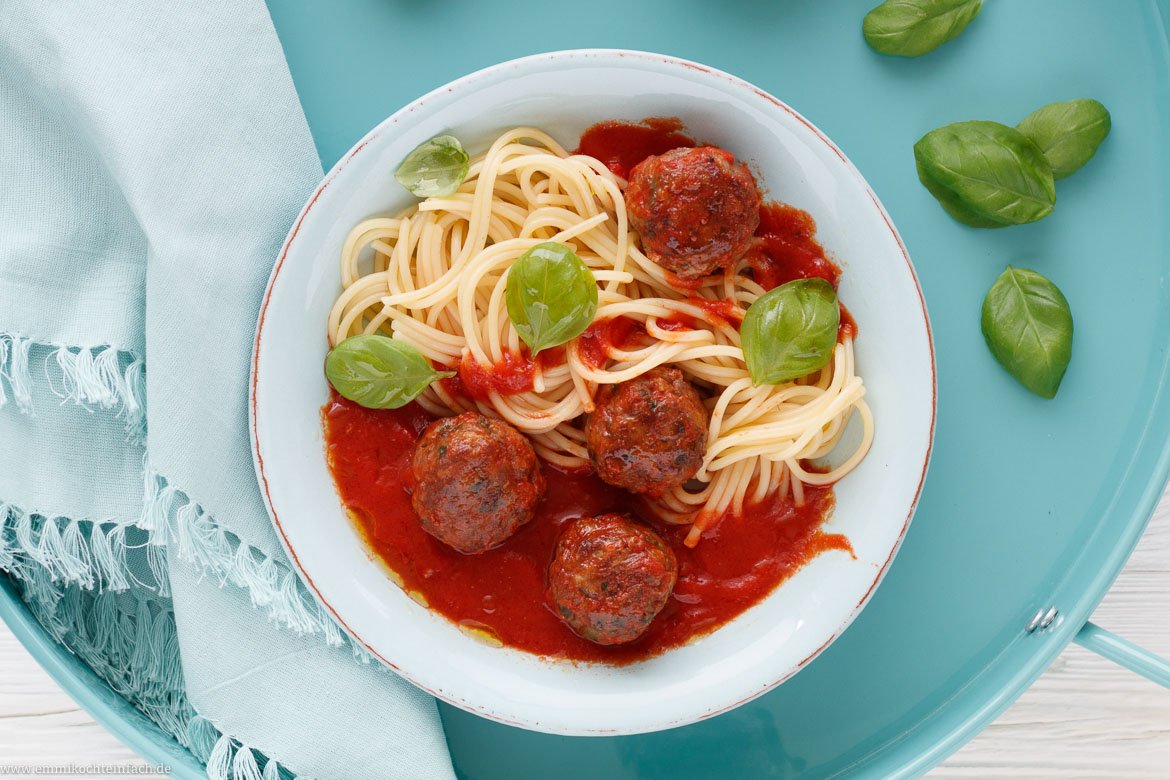 Spaghetti mit Hackfleischbällchen in Tomatensauce - emmikochteinfach