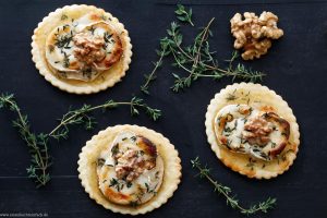 Ziegenkäse-Tartlet mit Birne Walnuss Honig - www.emmikochteinfach.de