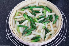 Spargelquiche mit weißem und grünem Spargel - emmikochteinfach