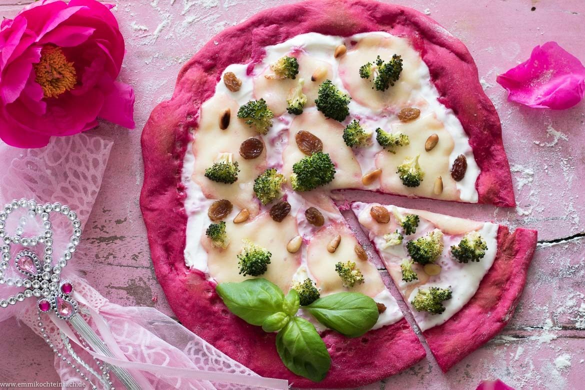 Pizza Principessa - Pinke Pizza mit Bio Rote Beete Saft - emmikochteinfach