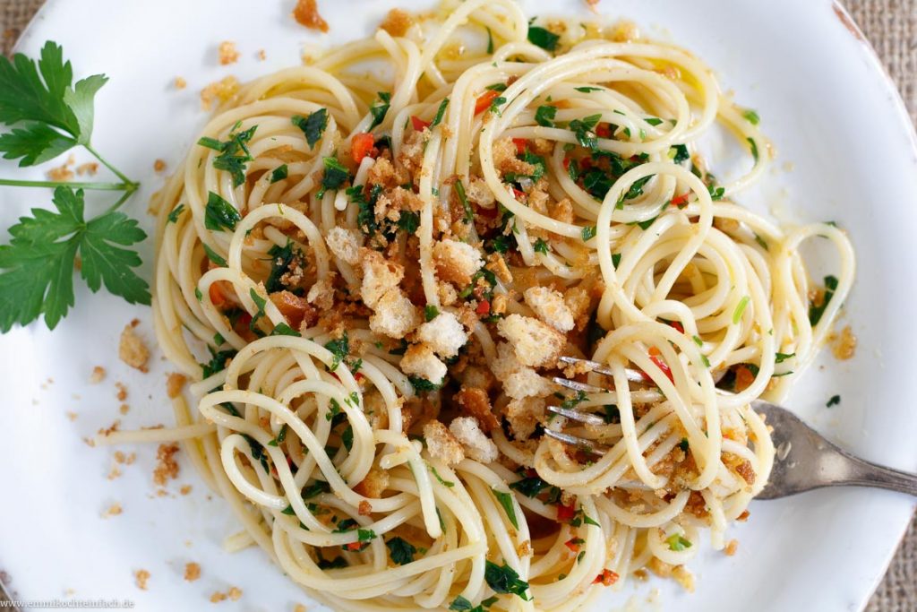 Spaghetti mit Knoblauch, Olivenöl, Chili und gerösteten Brotkrumen ...