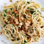 Spaghetti mit Knoblauch, Olivenöl, Chili und Brotkrumen - www.emmikochteinfach.de