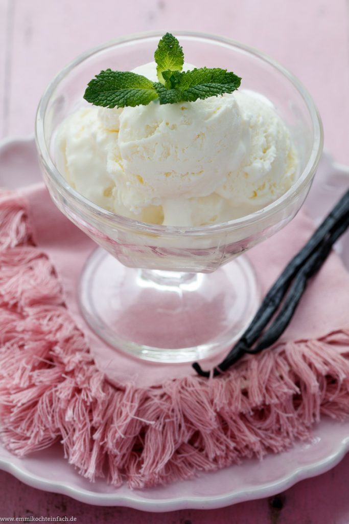 Vanilleeis ohne Eismaschine mit nur 3 Zutaten - emmikochteinfach