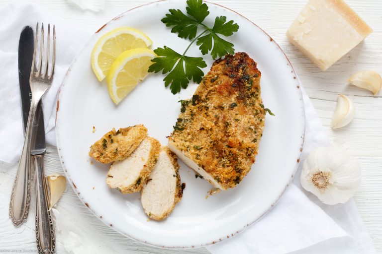 Hähnchenbrustfilet mit Parmesan Kruste - emmikochteinfach
