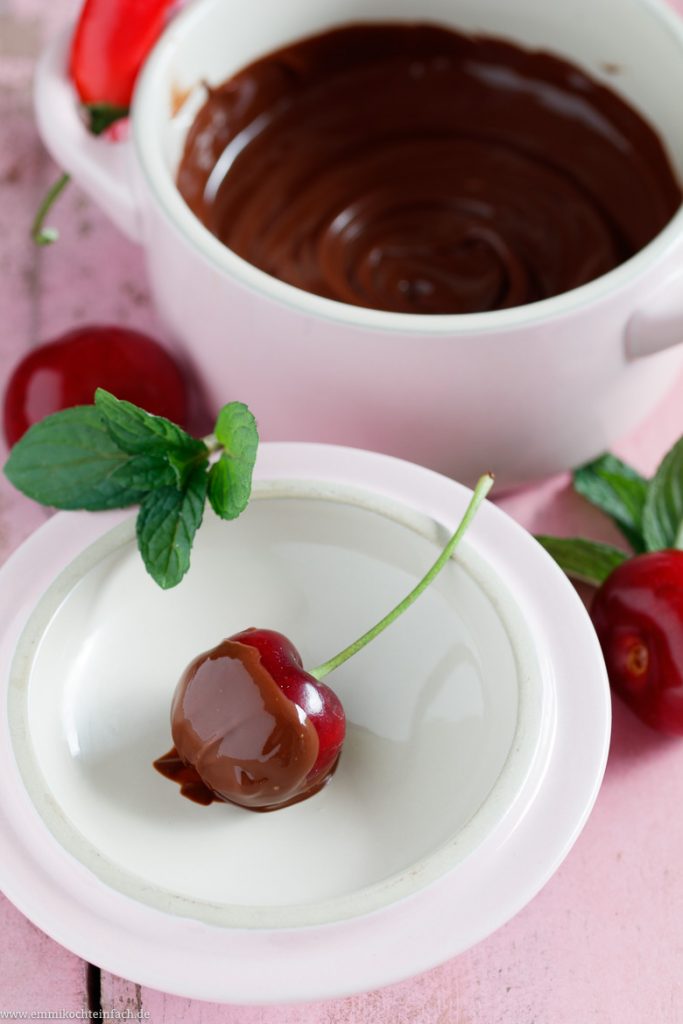 Schokoladenkuchen mit Kirschen und Chili - emmikochteinfach