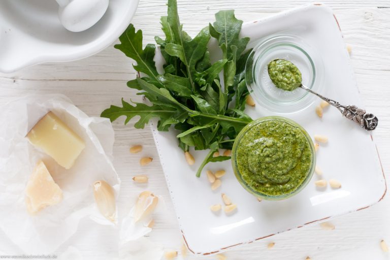 Rucola Pesto - schnell &amp; einfach selbstgemacht - emmikochteinfach