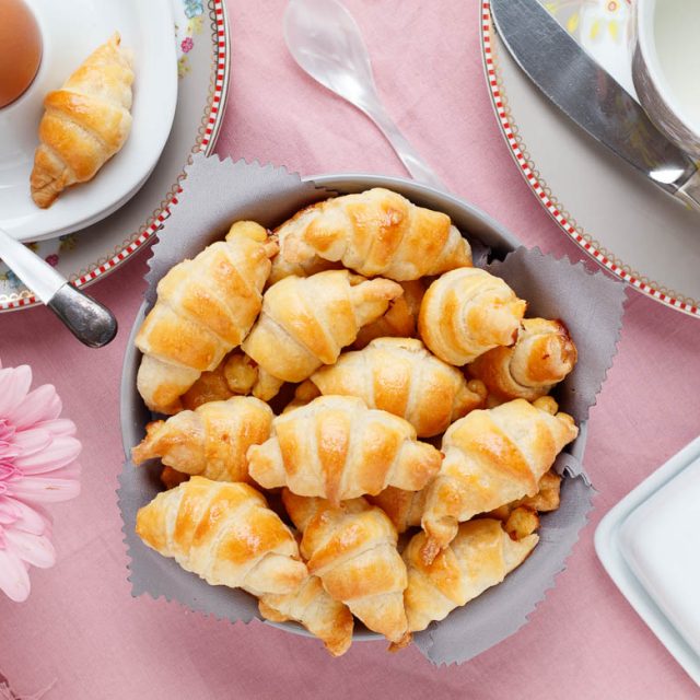 Mini Frischkäse Hörnchen mit Käse und Schinken - emmikochteinfach