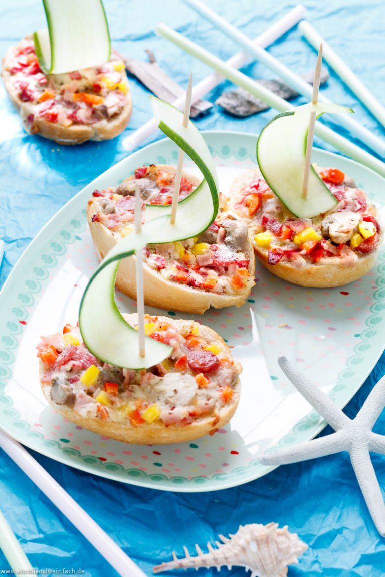 Pizza Schiffchen - ein schneller Snack - emmikochteinfach Pizza Schiffchen - ein schneller Snack - emmikochteinfach
