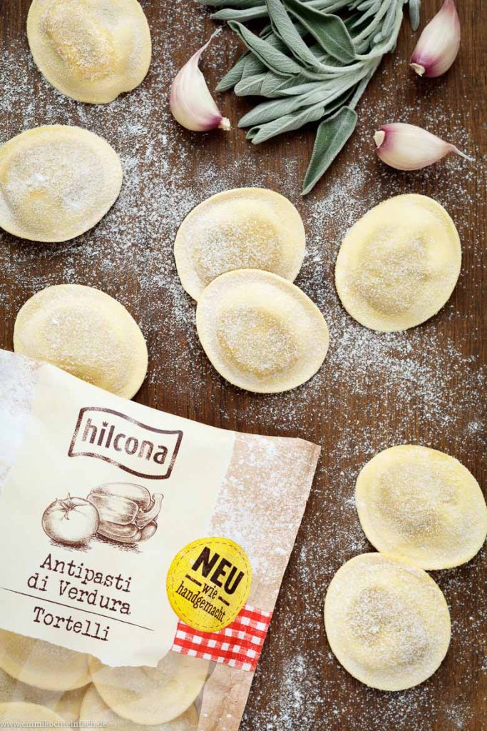 Tortelli mit Hähnchen, Salbei und Knoblauch in brauner Buttersoße ...