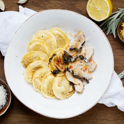 Tortelli mit Hähnchen, Salbei und Knoblauch in brauner Buttersoße ...