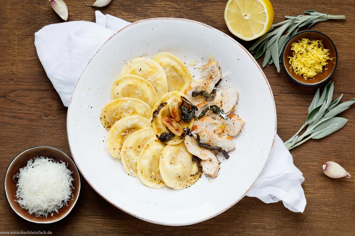 Tortelli mit Hähnchen, Salbei und Knoblauch - www.emmikochteinfach.de
