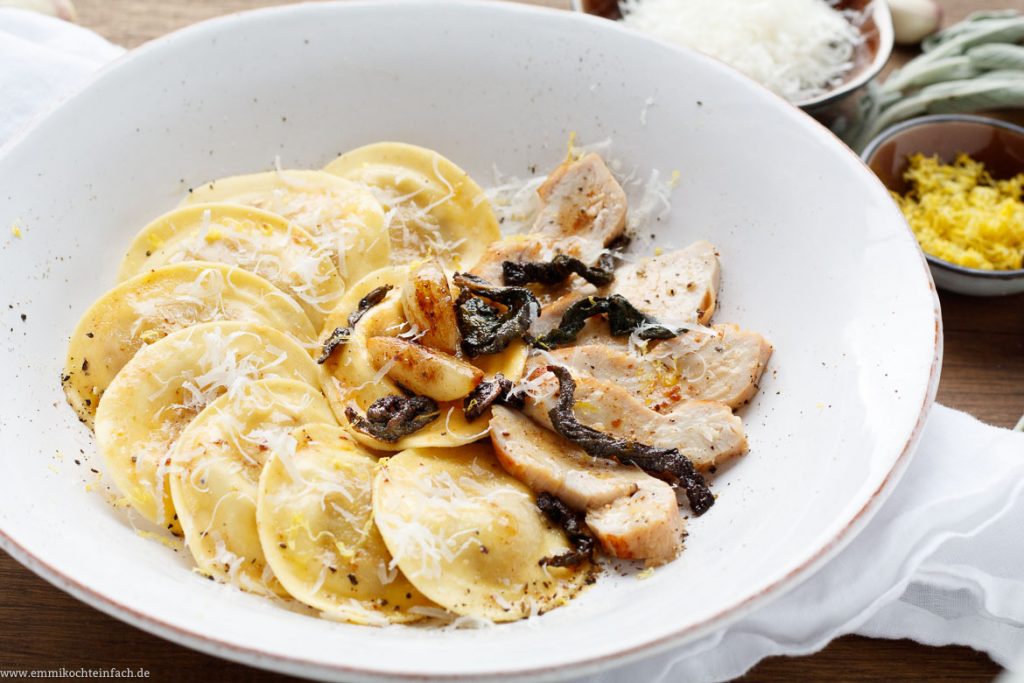 Tortelli mit Hähnchen, Salbei und Knoblauch in brauner Buttersoße ...