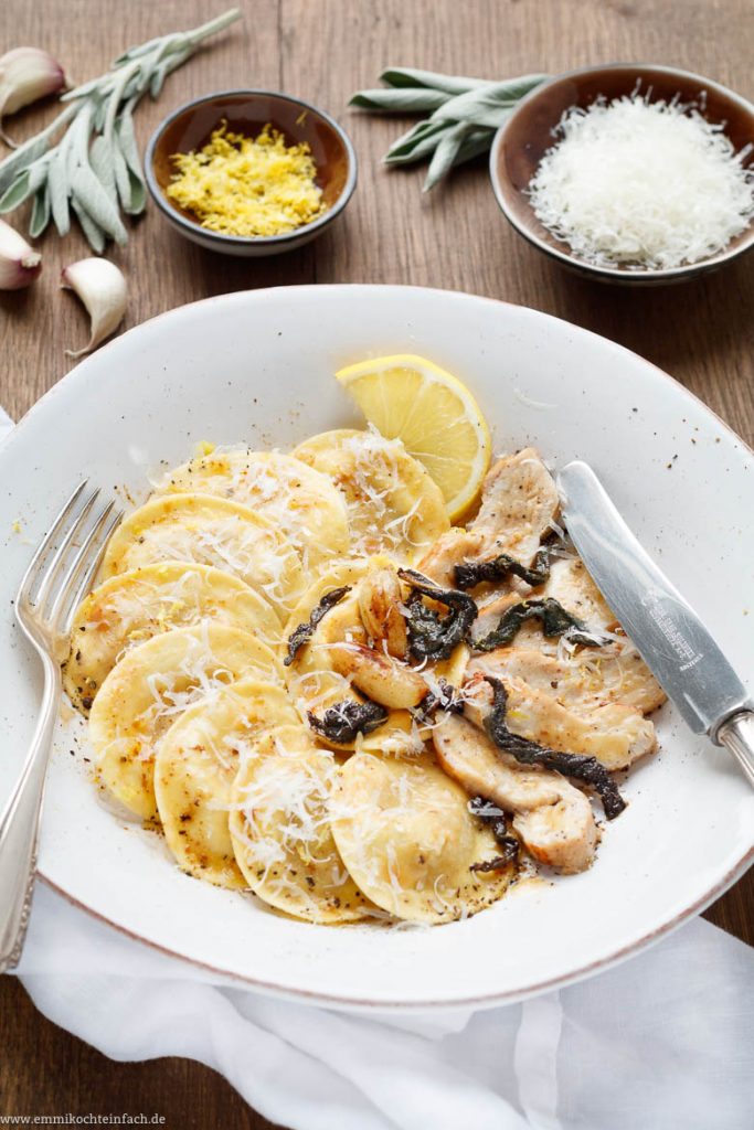 Tortelli mit Hähnchen, Salbei und Knoblauch in brauner Buttersoße ...