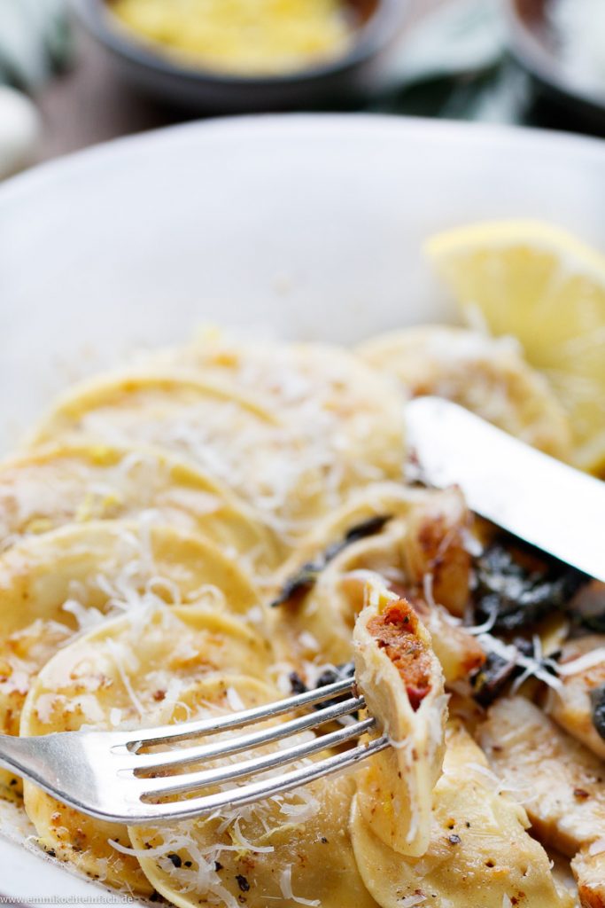 Tortelli mit Hähnchen, Salbei und Knoblauch in brauner Buttersoße ...