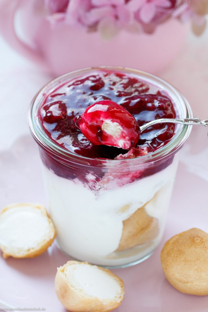 Windbeutel Sahnedessert mit roter Grütze - emmikochteinfach