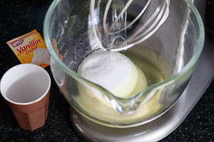 Zucker und Öl verrühren.