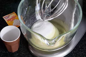 Zucker und Öl verrühren.