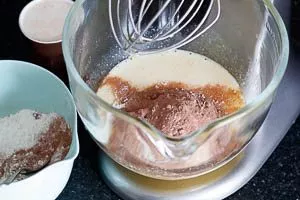 Mehl, Backpulver, Backpulver und Kakao zugeben.