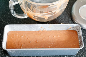 Teig in die Form geben.