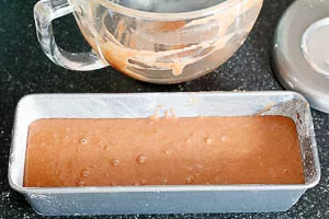 Teig in die Form geben.