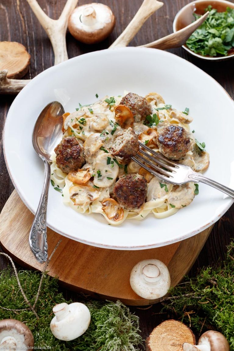 Tagliatelle mit Pilz-Hackbällchen in Pilzrahmsoße - emmikochteinfach