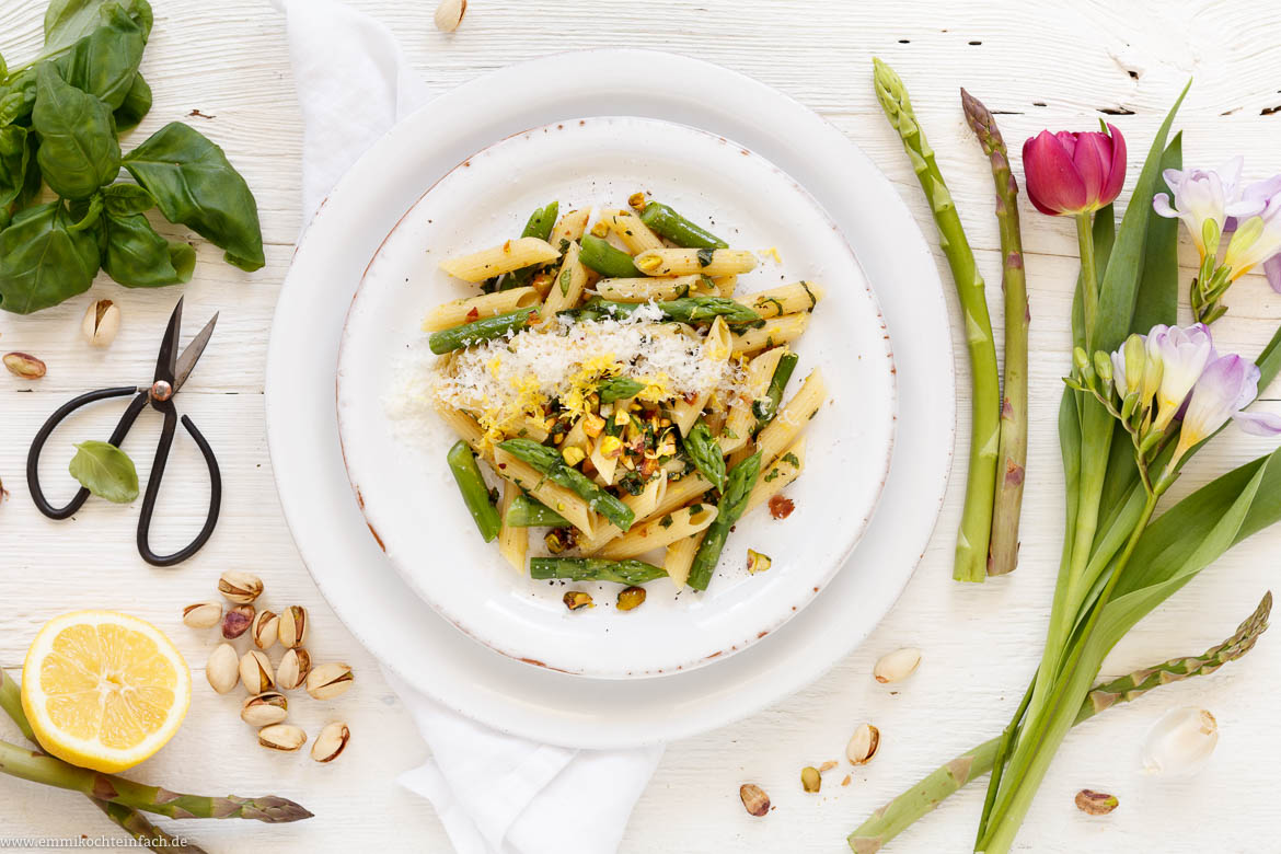 Pasta mit grünem Spargel in Zitronen-Buttersoße - emmikochteinfach