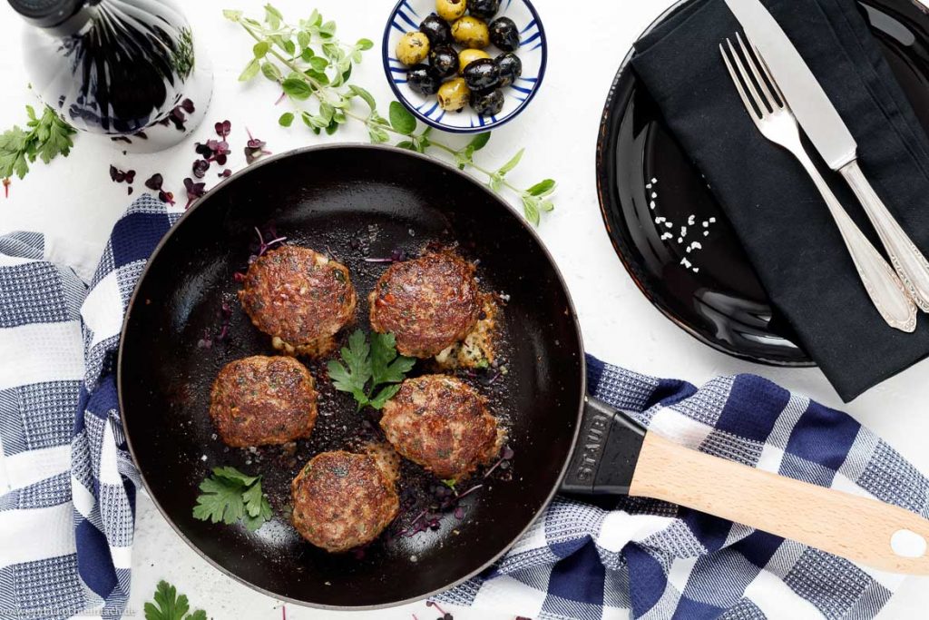 Bifteki - Griechische Frikadellen gefüllt mit Schafskäse - emmikochteinfach