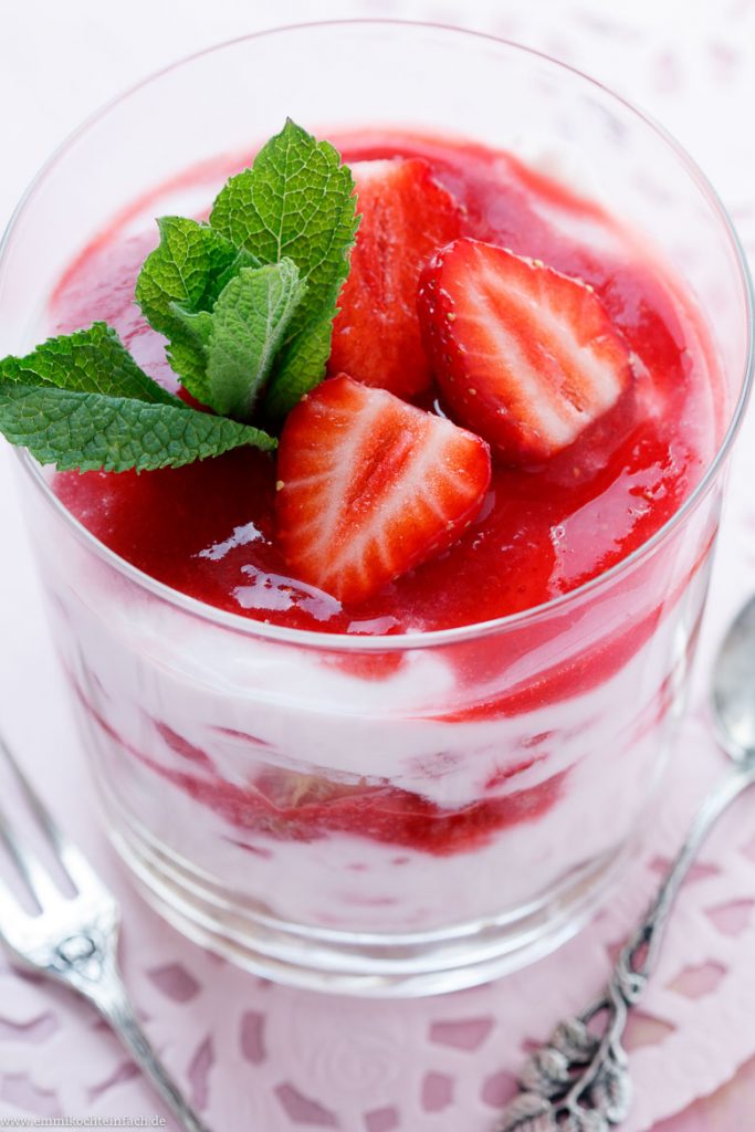 Erdbeer Tiramisu im Glas - Ein Dessert-Traum - emmikochteinfach