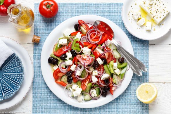 Griechischer Bauernsalat - so schnell und einfach - emmikochteinfach