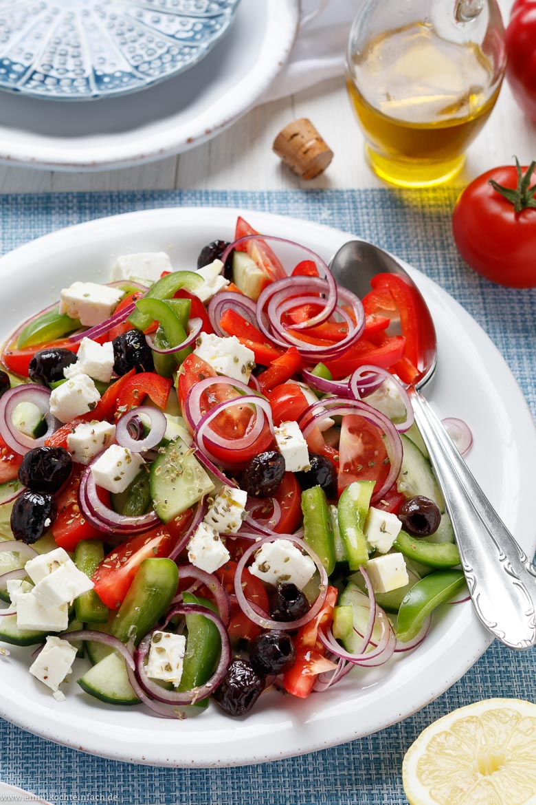 Griechischer Bauernsalat - so schnell und einfach - emmikochteinfach
