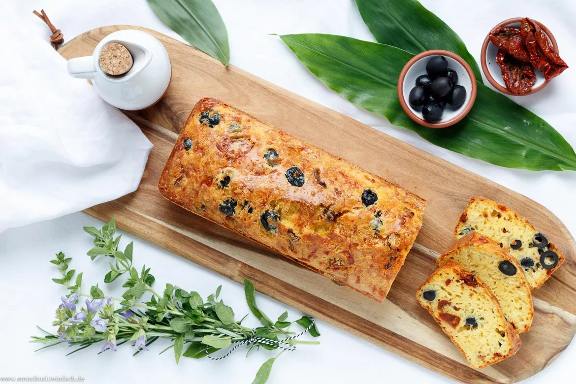 Herzhaftes Brot mit getrockneten Tomaten und Oliven - www.emmikochteinfach.de