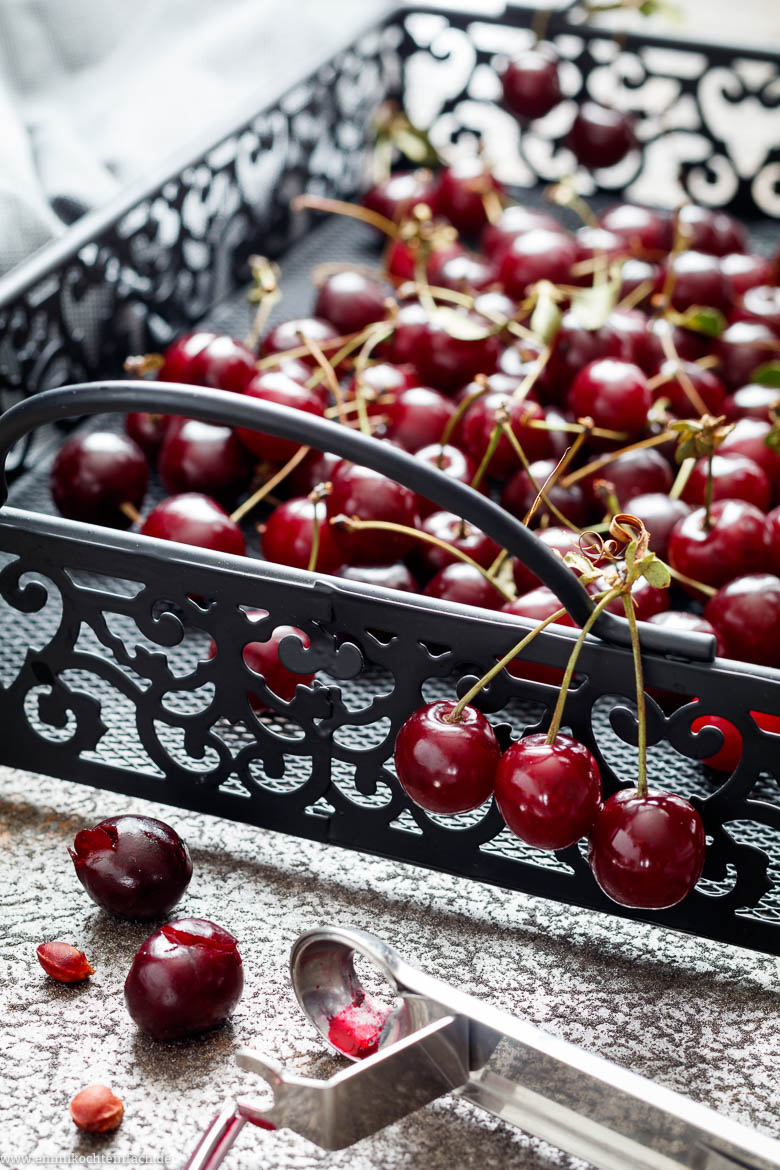 Frische Kirschen sind für den Kuchen perfekt - www.emmikochteinfach.de