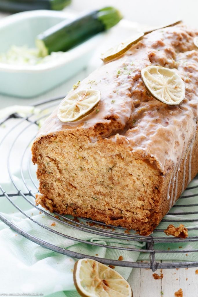 Zucchini Kuchen mit Mandeln und Limette - emmikochteinfach