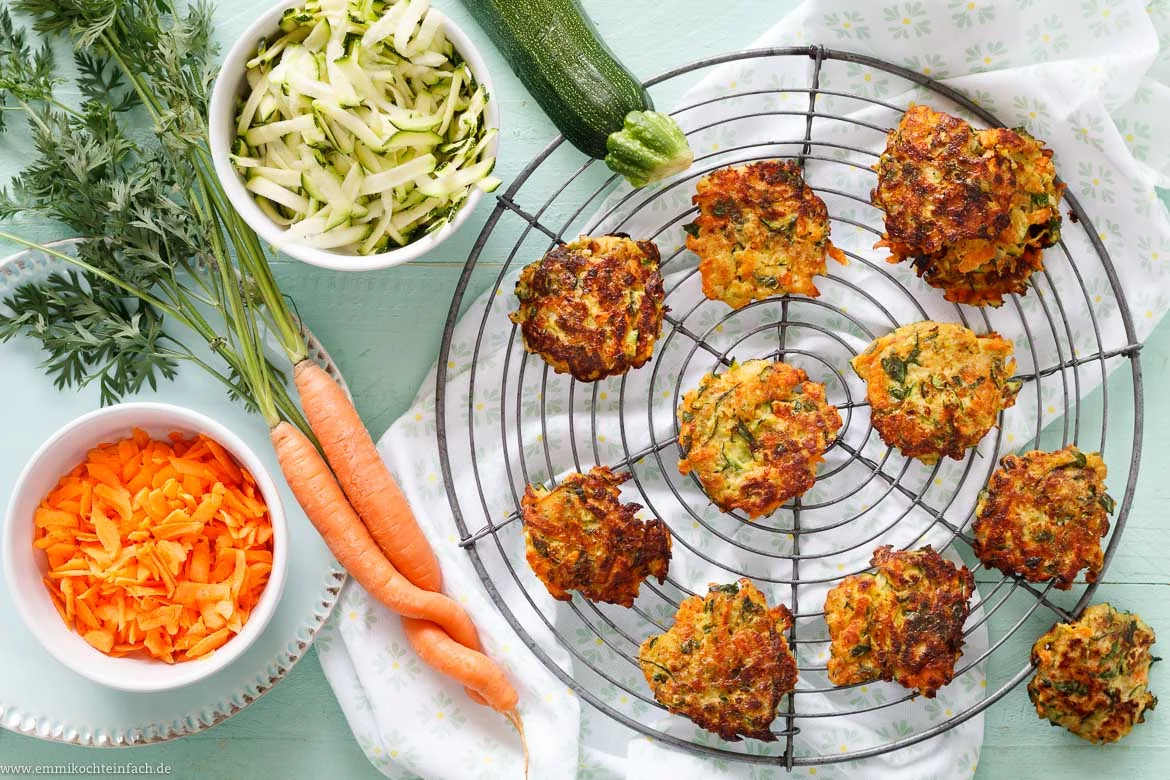 Die leckeren Zucchini Gemüse Puffer - www.emmikochteinfach.de