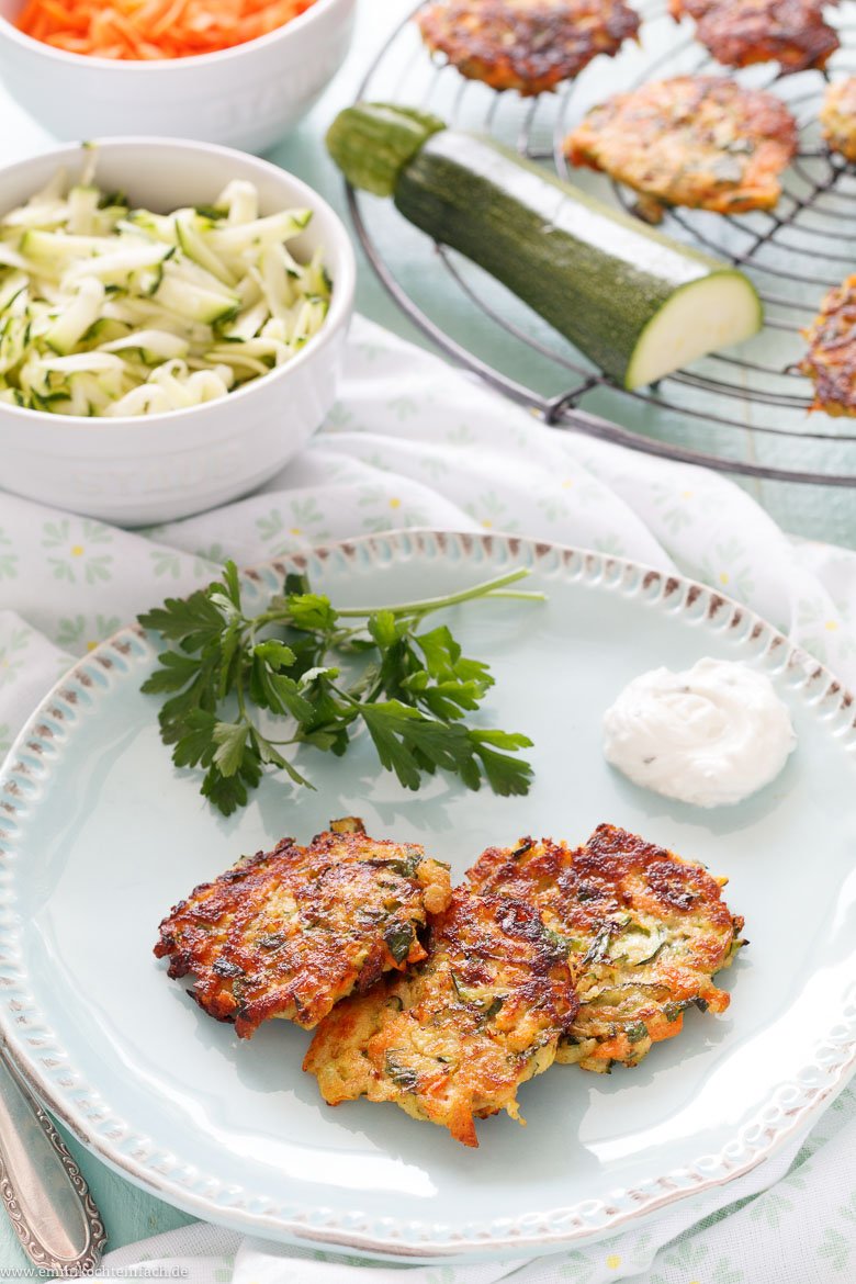 Zucchini Möhren Puffer - die leckeren Gemüsepuffer - emmikochteinfach