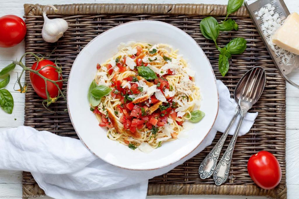 Bruschetta Pasta mit Hähnchenstreifen - emmikochteinfach