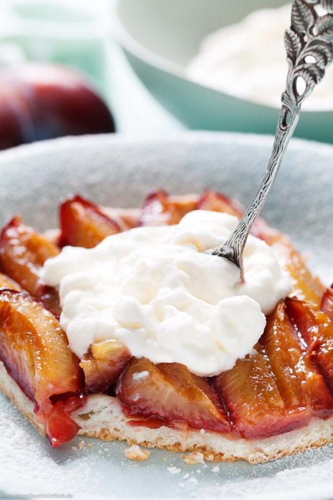 Schneller Zwetschgenkuchen mit Quark-Öl-Teig - emmikochteinfach