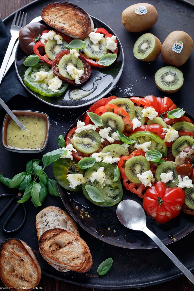 Caprese Salat mit green Kiwi - ein einfacher Salat - emmikochteinfach