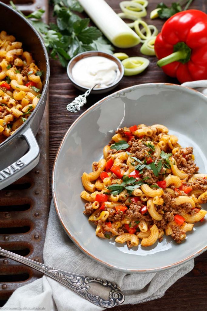 Schnelle Hackpfanne mit Hörnchennudeln & Gemüse - emmikochteinfach Schnelle Hackpfanne mit Hörnchennudeln & Gemüse - emmikochteinfach